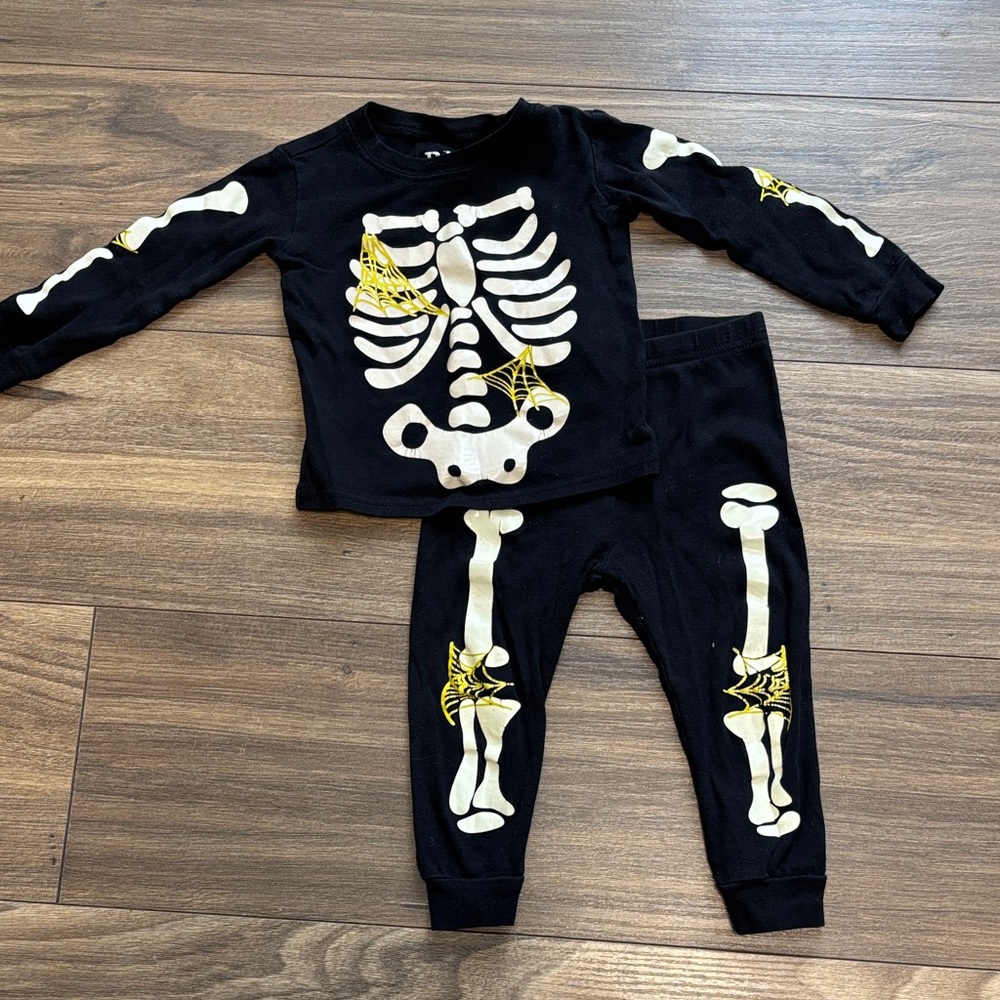 ☀️ 2/$15 The Children's Place Black and Yellow Skeleton Pajama Set